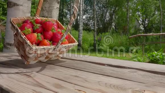 草莓落在桌子上向前滚动视频的预览图