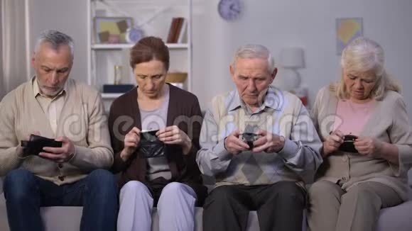 沮丧的老年人把空空如也的钱包放进镜头贫困问题视频的预览图