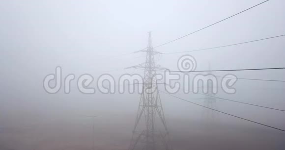 雾中的高压电力线无人机飞行视频的预览图