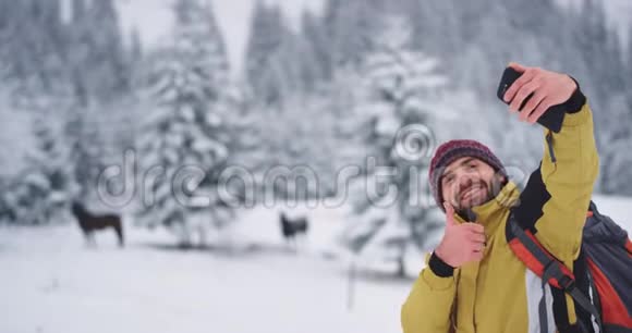 游客高兴地和马在山中和雪山森林拍照他独自旅行视频的预览图