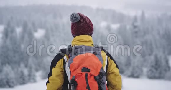 一位游客独自在山上旅行他探索周围的地方和景观视频的预览图