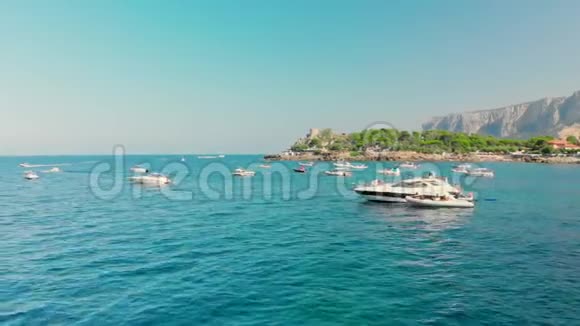 从上面看鸟瞰船只在一个透明和绿松石的海洋意大利西西里岛蒙德洛视频的预览图