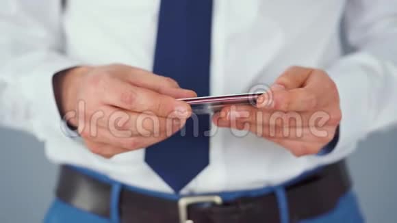 穿着正式的男人从几张信用卡中挑选一张丢弃不必要的视频的预览图