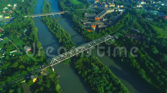 4K空中镜头无人机在公路铁路桥下飞过河流视频的预览图