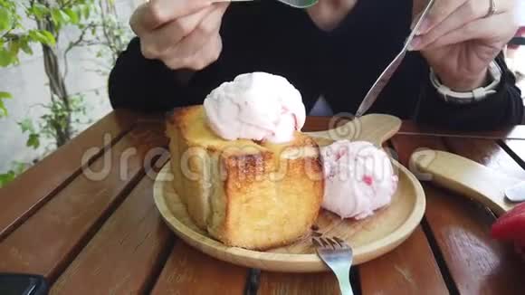小孩用叉子吃法式烤面包和冰淇淋视频的预览图