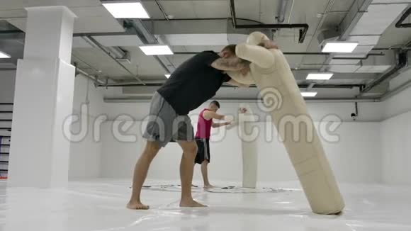 两个男式摔跤运动员在垫子上缓慢地表演一个假投掷专业格斗战士视频的预览图