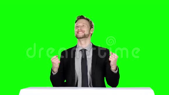 坐在桌旁的快乐商人绿色屏幕视频的预览图