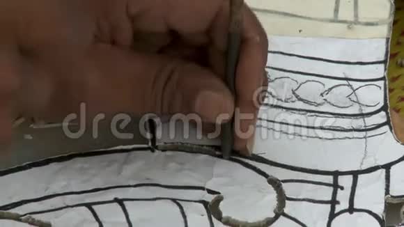 一个艺术家用木槌打洞视频的预览图