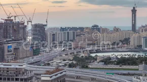 棕榈朱美拉公路大桥白天到晚上的时间推移阿拉伯联合酋长国迪拜视频的预览图