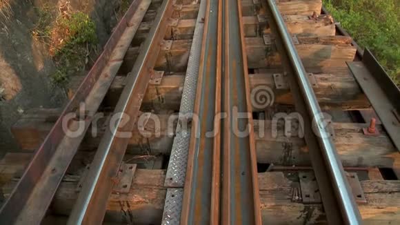 铁路高架桥和山腰景观视频的预览图