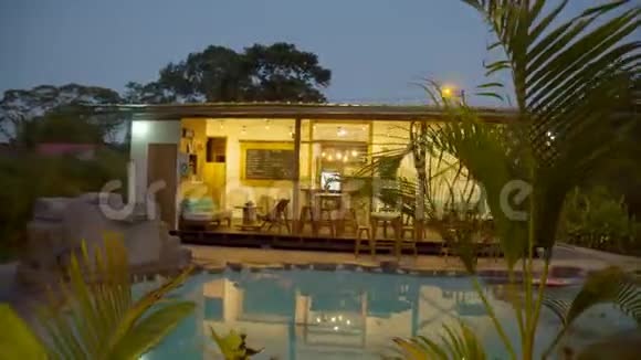 在厄瓜多尔的一个小屋中的一个游泳池旁边的乡村酒吧视频的预览图