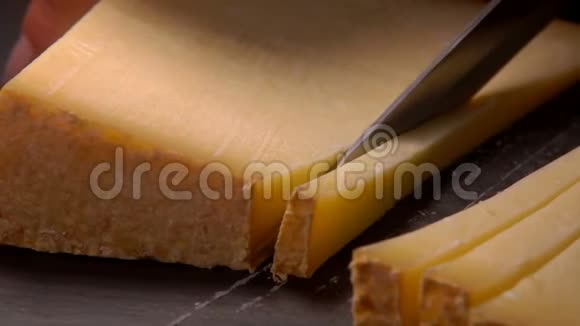 硬山羊奶酪切成薄片视频的预览图