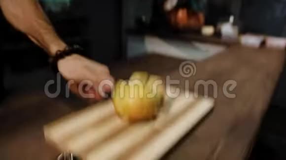 厨师把锋利的刀切成黄色的苹果视频的预览图