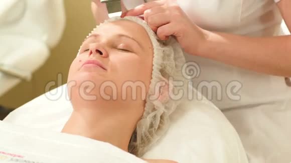 女人在美容时做超声波洗脸视频的预览图