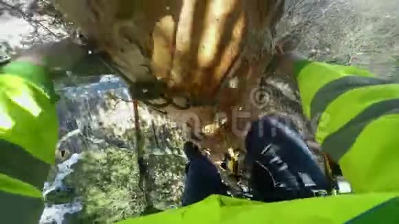 登山者爬上一棵树视频的预览图