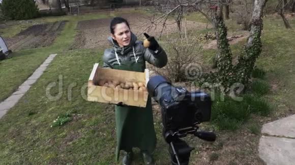 园丁博客写手带着土豆和摄像机说话视频的预览图