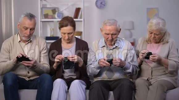 不满意的老年人看着空空的钱包缺钱破产视频的预览图