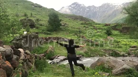 欢乐女游客在山中央跳舞旅游理念视频的预览图