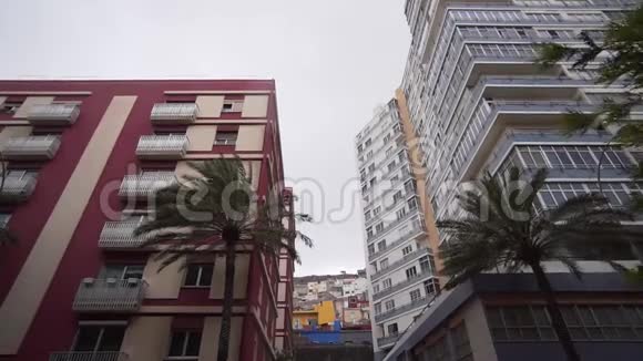 在现代高楼林立的背景下首都加那利亚的老城区西班牙城市天际线视频的预览图
