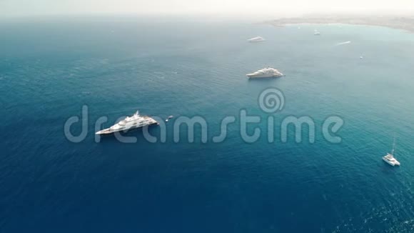巨大的远洋游艇和直升机甲板寡头的船空中无人机射击视频的预览图