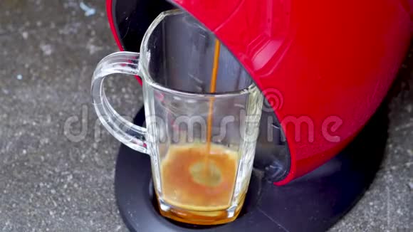 加速豆荚机准备美国咖啡的镜头视频的预览图