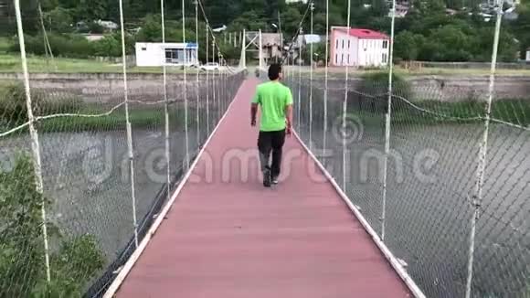 博罗密地理旅游概念中的人在桥上行走视频的预览图