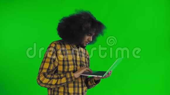 非裔美国人在笔记本电脑上打字不是摇头在绿色屏幕或色度键背景上情感概念视频的预览图