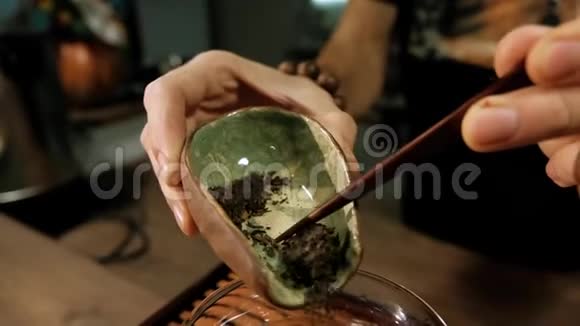 男人把发酵后的茶从碗里倒入玻璃杯视频的预览图