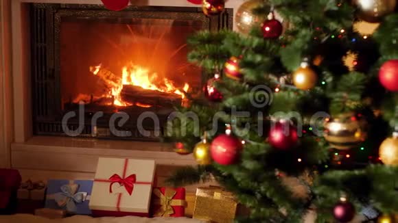 在客厅燃烧的壁炉旁的圣诞树下放着大量圣诞礼物和礼物视频的预览图