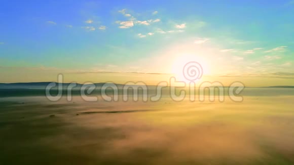 4金色的日落覆盖着一片雾气的绿色种植园太阳下山形成一片闪闪发光的天空视频的预览图