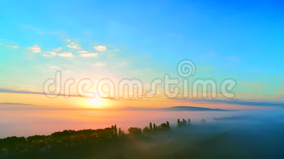 在浓雾笼罩的群山上拍摄的彩色日出的惊人画面美丽的自然景观视频的预览图