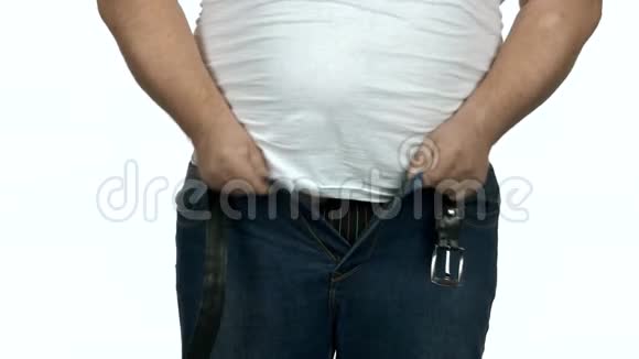肥胖的白种人不能系牛仔裤视频的预览图