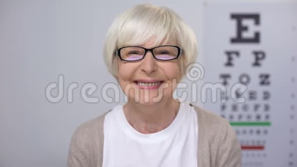 戴眼镜的老年女性微笑面对相机服务质量满意视频的预览图