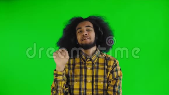年轻的非裔美国人在绿色屏幕或色度键背景上显示沉默或BLABLA手势情感概念视频的预览图