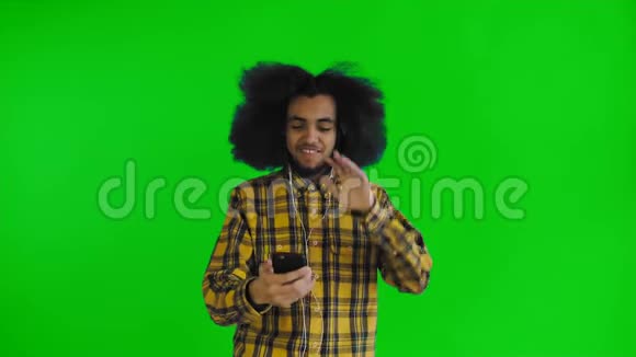 年轻的非裔美国人视频呼叫与电话在绿色屏幕或色度键背景情感概念视频的预览图