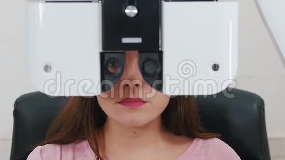 眼科治疗一名年轻女子她的嘴唇明亮粉红色用特殊验光法检查视力视频的预览图