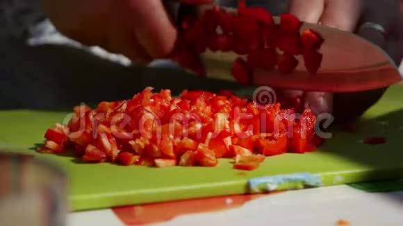 家庭主妇在烹饪前切红辣椒视频的预览图