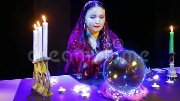 一个在魔法沙龙里的吉普赛女人正在猜一个水晶球里面出现了一个比特币符号视频的预览图