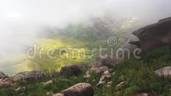 雾在阳光照耀下的山谷中翻滚在安丁吉特拉马西夫就像在徒步旅行中看到的博比也就是伊马里沃尼特拉海拔最高视频的预览图