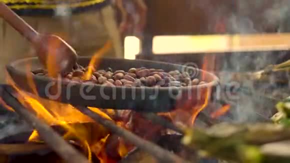 土著男子品尝可可豆的细节镜头视频的预览图