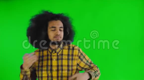 高兴的微笑年轻的非洲男人跳舞在绿色屏幕或色度键背景情感概念视频的预览图
