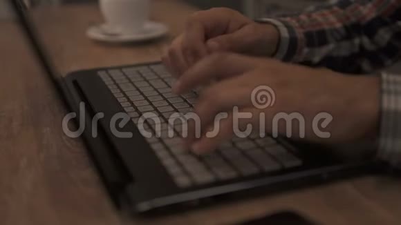 写电子邮件或在电脑上工作商人手打字笔记本电脑键盘业务手触摸打字指向视频的预览图