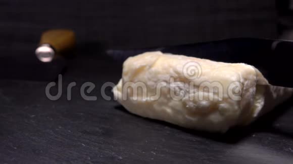 刀削和叉子夹起一块山羊奶酪视频的预览图
