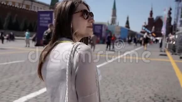一个女孩走着欣赏莫斯科的红场和克里姆林宫游览视频的预览图