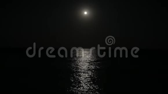 满月照亮水面月球轨道在水面上视频的预览图