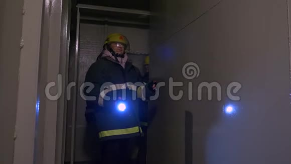 穿着防护服戴着头盔的女性救援人员在隧道里用手电筒进行救援视频的预览图