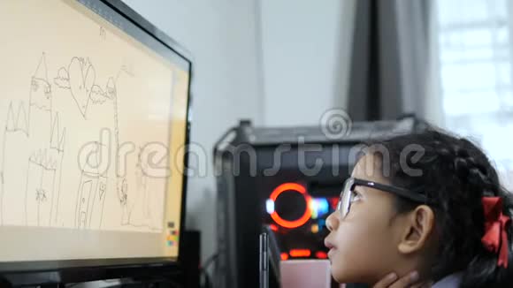 穿着泰国校服的亚洲小女孩用钢笔平板电脑画画和数码绘画视频的预览图