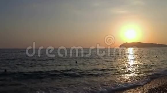 日落时有海滩的美丽海湾视频的预览图