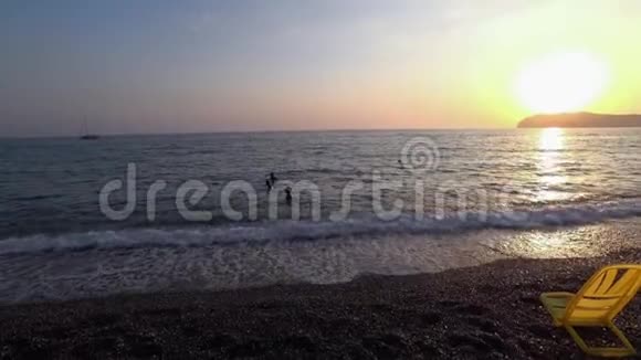 日落时有海滩的美丽海湾视频的预览图
