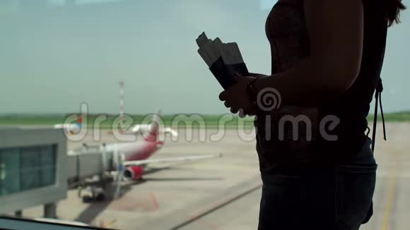 机场候机楼里一个女人的剪影有护照和登机牌视频的预览图